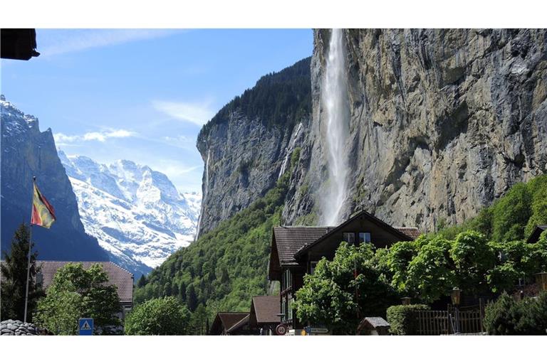 Das als Fotomotiv beliebte Wahrzeichen von Lauterbrunnen: der Wasserfall Staubbachfall.