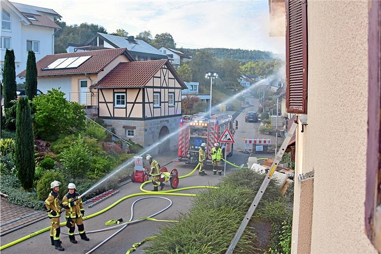 Das alte Schulhaus in Oberbrüden wird zum Schein von den Feuerwehrmännern von zwei Seiten gelöscht. Fotos: Tobias Sellmaier