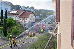 Das alte Schulhaus in Oberbrüden wird zum Schein von den Feuerwehrmännern von zwei Seiten gelöscht. Fotos: Tobias Sellmaier