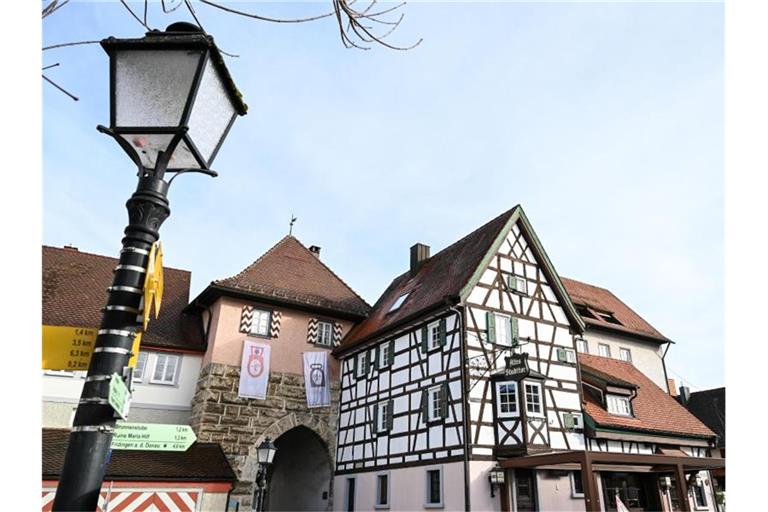 Das Alte Stadttor markiert den Eingang zur Stadt Mühlheim an der Donau. Die Stadt Mühlheim an der Donau hat eine besonders hohe Inzidenz verursacht durch eine Wandergruppe. Foto: Felix Kästle/dpa