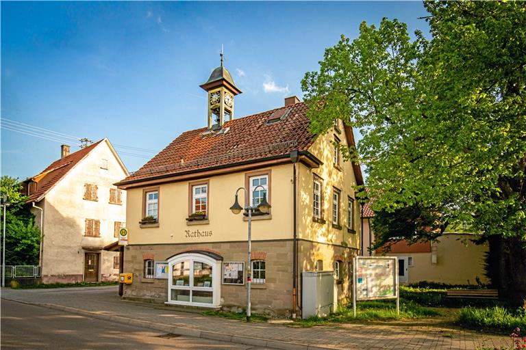 Das altehrwürdige Heutensbacher Rathaus hat mitunter sehr turbulente Sitzungen erlebt, als der Ort noch selbstständig war. Foto: A. Becher