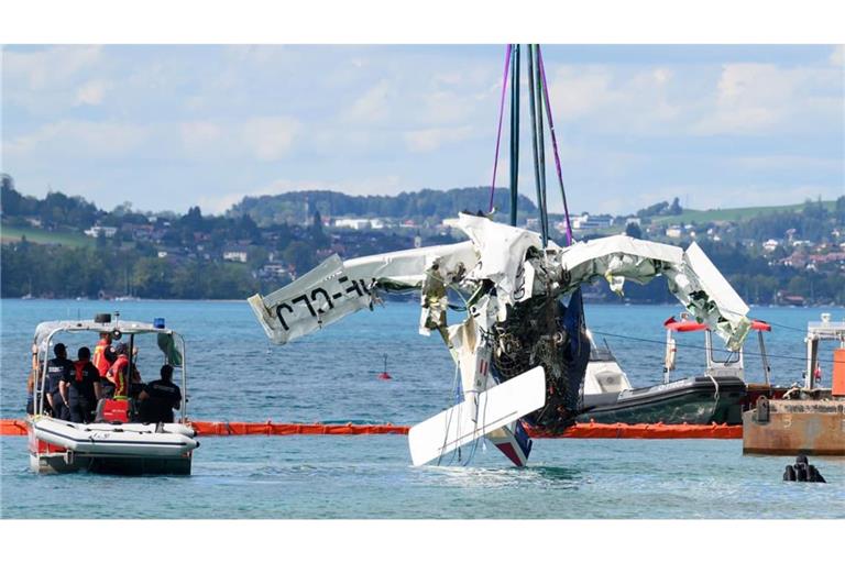 Das am vergangenen Mittwoch, dem 26. August 2026, bei Steinbach in den Attersee gestürzte Propellerflugzeug mit zwei toten Insassen wurde aus einer Tiefe von 160 Metern geborgen.
