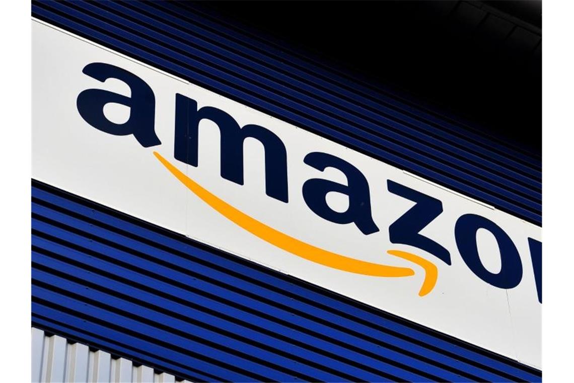 Amazon UK akzeptiert wieder Visa-Kreditkarten Das Amazon-Logo an einem Londoner Logistikzentrum. Foto: Nick Ansell/PA Wire/dpa