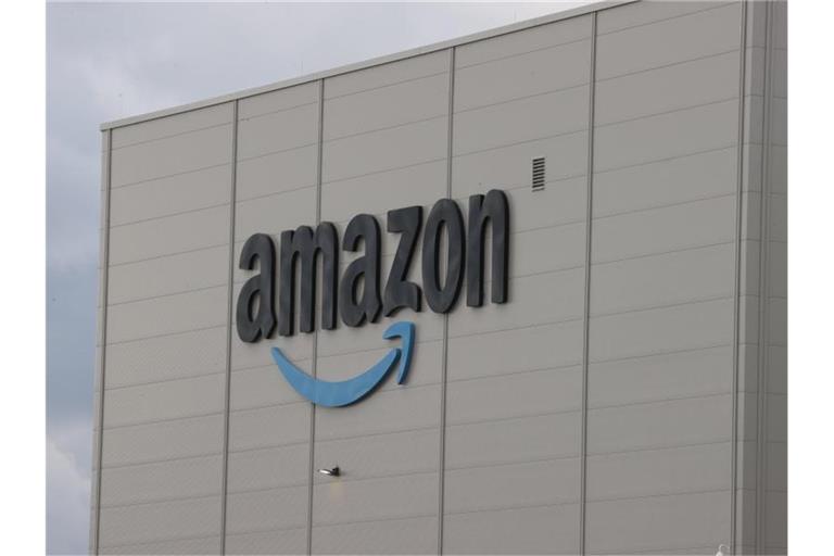 Das Amazon-Logo ist auf der Fassade des Logistikzentrums in Gera, Thüringen, zu sehen. Foto: Bodo Schackow/dpa-Zentralbild/dpa