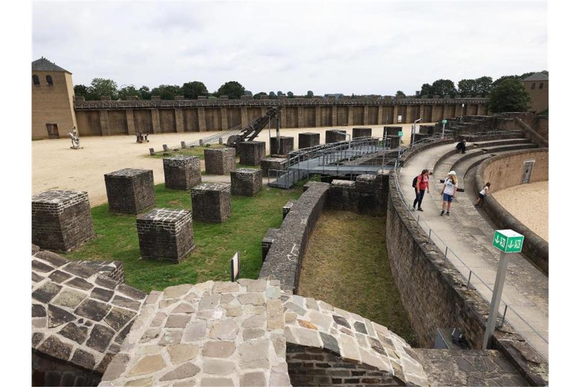 Limes und jüdisches Kulturgut sind neues Welterbe Das Amphitheater im Archäologischen Park in Xanten. Foto: Oliver Berg/dpa