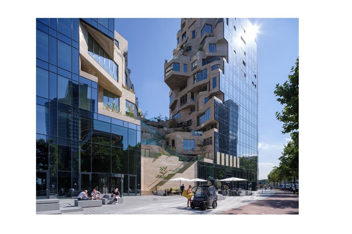 Das beste Hochhaus der Welt Das Amsterdamer Stadtviertel Zuidas soll von einer reinen Bürostadt in ein gemischtes Quartier umgewandelt werden. Über einem gemeinsamen Sockel erheben sich drei felsenartige Türme, die von einem tiefen Tal zerschnitten sind.