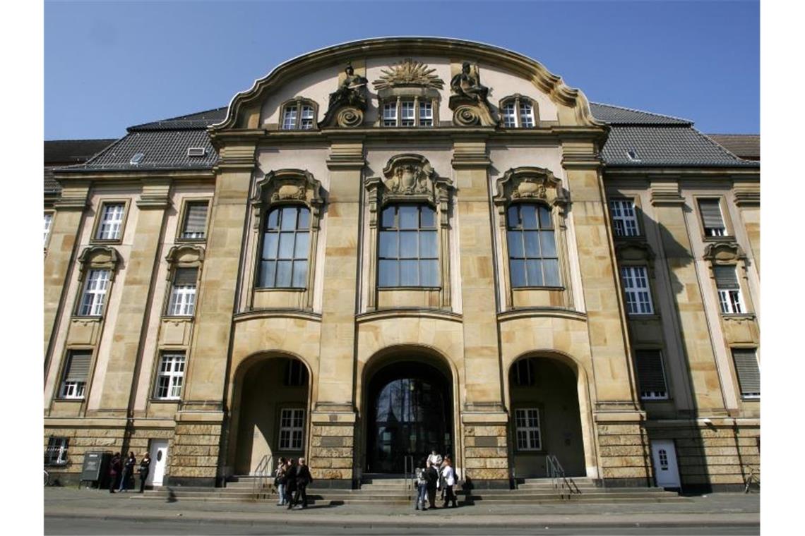 Angeklagter bestreitet Vergewaltigung in Fanzug Das Amts- und Landgericht in Mönchengladbach. Unter Ausschluss der Öffentlichkeit schilderte die 20-Jährige die Ereignisse jener Nacht im April 2018 aus ihrer Sicht. Foto: Roland Weihrauch