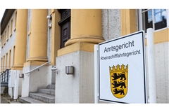 Das Amtsgericht Kehl als Rheinschifffahrtsgericht entschied, dass die Steuerfrau und die Eignerfirma 1,7 Millionen Euro Schadenersatz zahlen müssen.