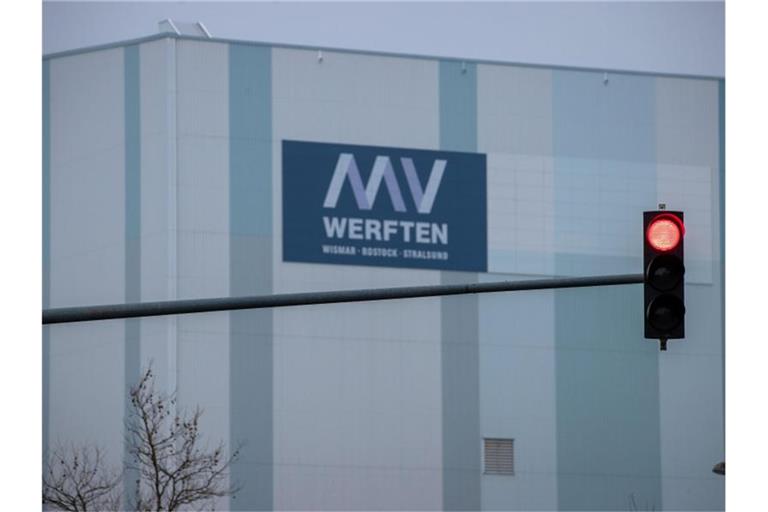 Das Amtsgericht Schwerin prüft die Zulässigkeit der insgesamt acht eingegangenen Insolvenzanträge für Gesellschaften der MV Werften. Foto: Jens Büttner/dpa-Zentralbild/dpa