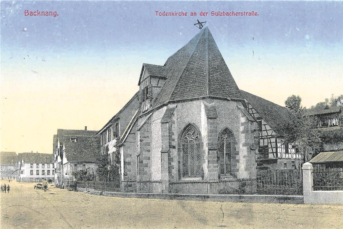 Das an das Totenkirchle angebaute Wohnhaus wurde 1956/1957 abgerissen. An dieser Stelle wurde ein Neubau errichtet, in dem sich heute unter anderem eine Apotheke befindet. Der Chor ist eine Zeit lang auch als Lederlager genutzt worden. Repros: P. Wolf