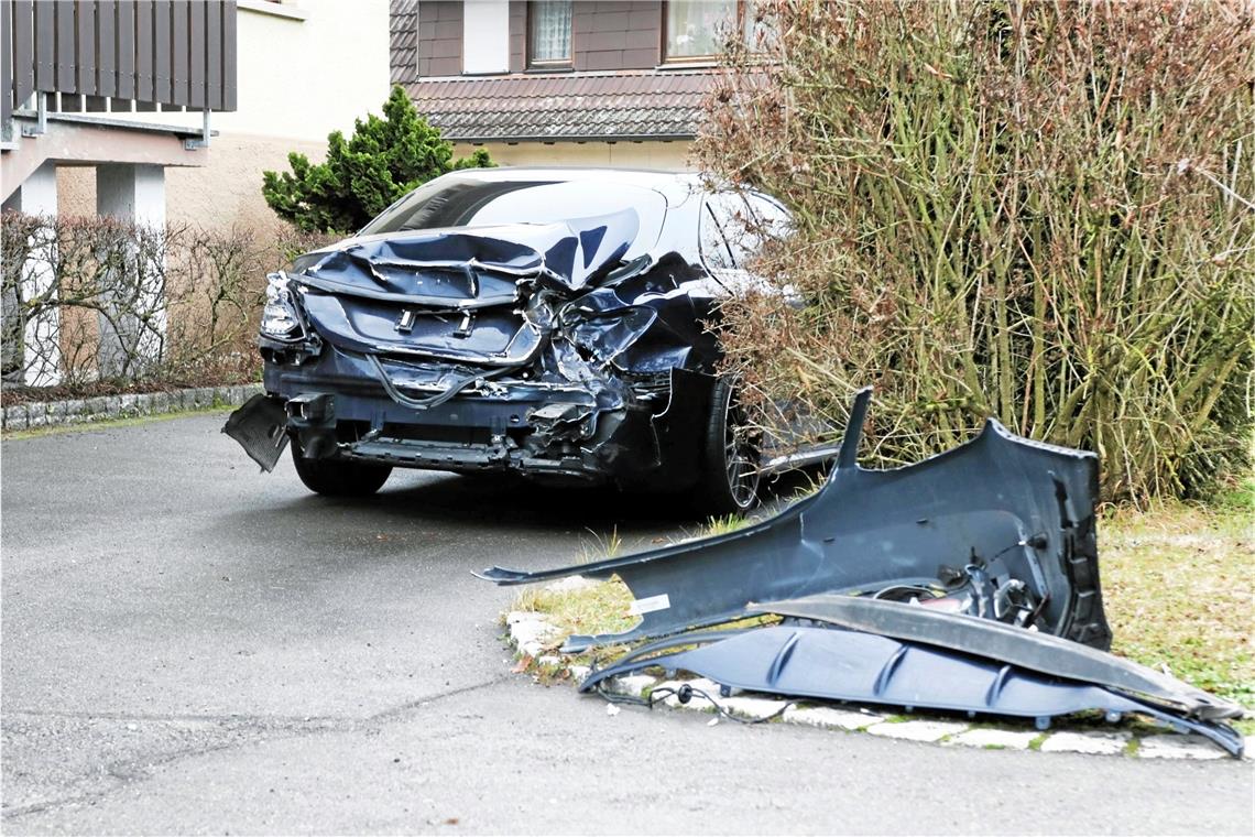 Das an dem Unfall beteiligte Auto ist bei dem Zusammenstoß beschädigt worden. Fotograf: 7aktuell.de/Lermer