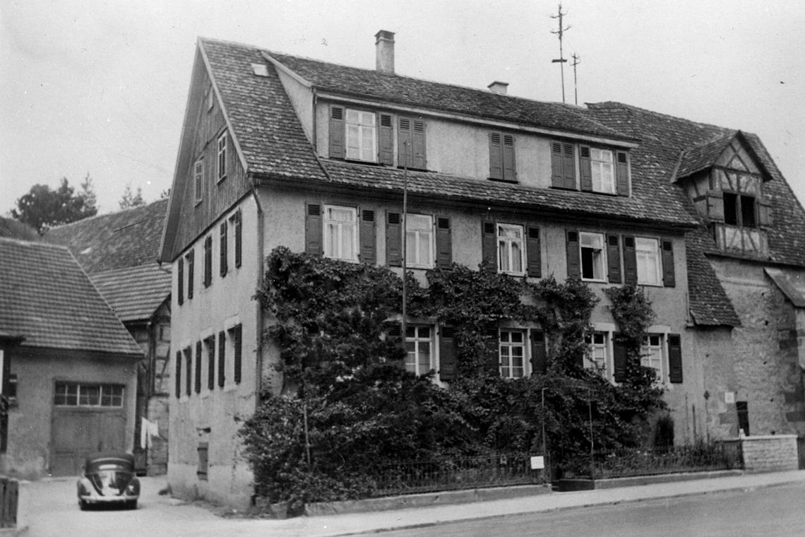 Das angebaute Wohnhaus mit Praxis des Arztes Alfred Bosler in den 1950er-Jahren.