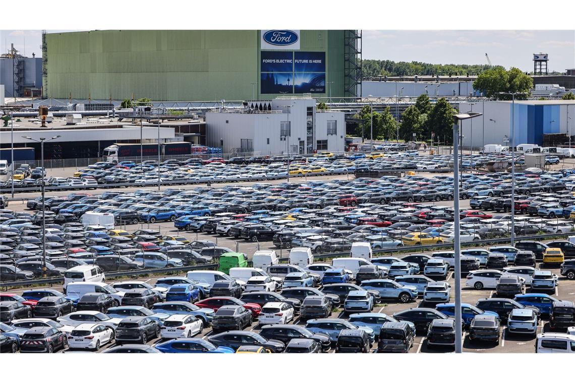 Experten haben wenig Hoffnung für Kölner Ford-Werke Das Angebot an neuen Ford-Fahrzeugen - hier auf einem Parkplatz auf dem Kölner Werksgelände - ist groß, die Nachfrage hält sich aber in Grenzen.