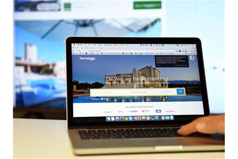 Das Angebot der Ferienhaussuchmaschine HomeToGo auf einem Laptop. Foto: Jens Kalaene/dpa-Zentralbild/dpa