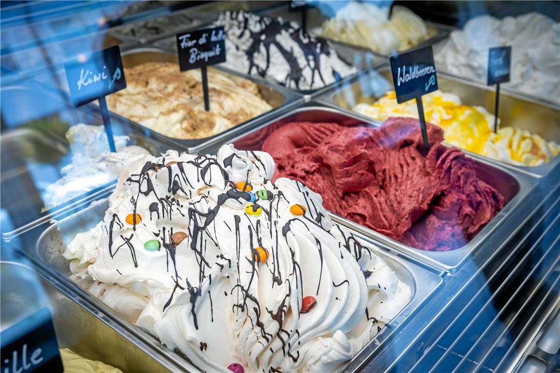 Vanille und Schoko sind immer gefragt Das Angebot im Eiscafé am Rathaus wechselt häufig. Fior di Latte mit Smarties ist vor allem bei Kindern beliebt. Vegane Sorten wie Kiwi sind mit einem grünen Blatt gekennzeichnet.