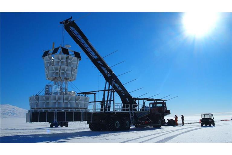 Das ANITA-Experiment in der Antarktis fahndet nach kosmischen Teilchen und ihren Zerfallsprodukten. Doch zwei Signale sind noch immer rätselhaft.