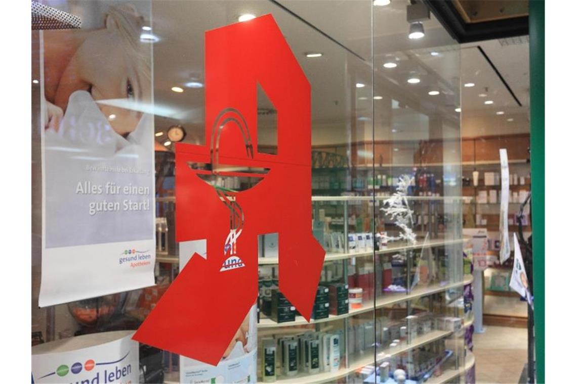 Das Apotheken-Logo ist an einer Schaufensterscheibe zu sehen. Foto: Jens Wolf/zb/dpa/Symbolbild