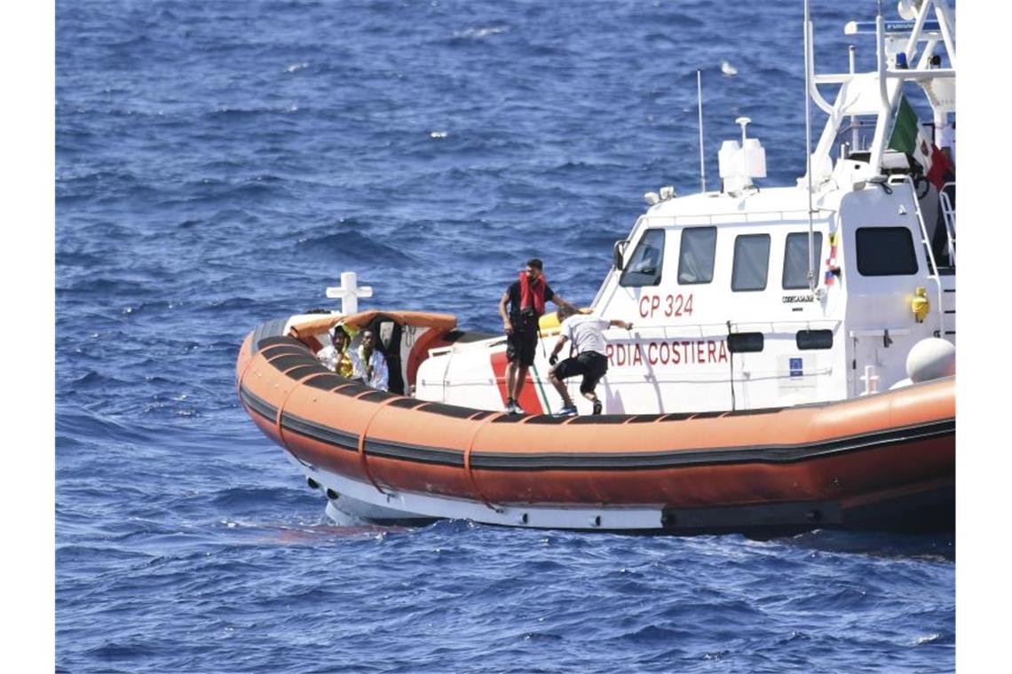 Das Archivbild aus dem August zeigt ein Schiff der italienischen Küstenwache im Einsatz vor Lampedusa. Foto: Salvatore Allegra/AP/dpa