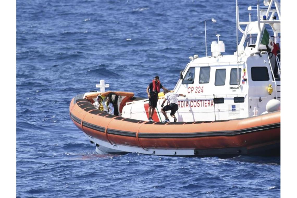 Lampedusa: Küstenwache rettet 143 Migranten nach Schiffbruch Das Archivbild aus dem August zeigt ein Schiff der italienischen Küstenwache im Einsatz vor Lampedusa. Foto: Salvatore Allegra/AP/dpa