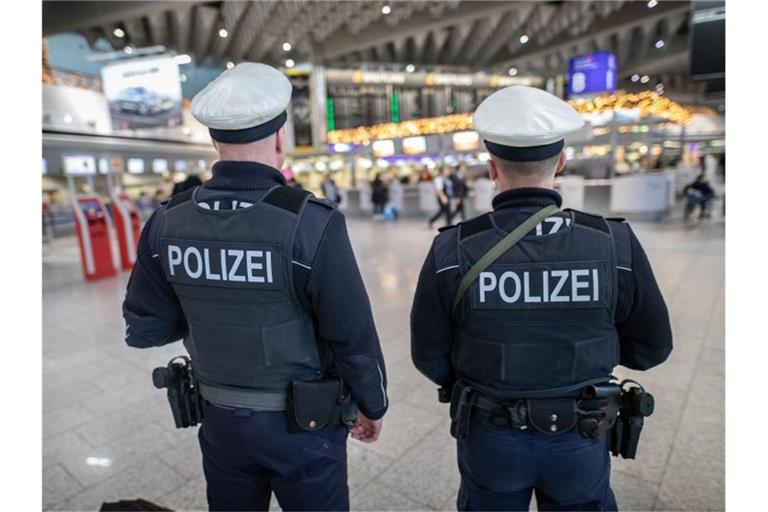Das Archivbild zeigt Bundespolizisten am Frankfurter Flughafen. Foto: Frank Rumpenhorst/dpa