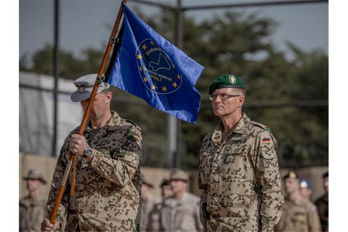 EU-Ausbildungsmission in Mali setzt Betrieb weitgehend aus Das Archivbild zeigt Bundeswehrangehörige in Bamako im Jahr 2018 bei der Kommandoübernahme der EU-Mission. Foto: Michael Kappeler/dpa