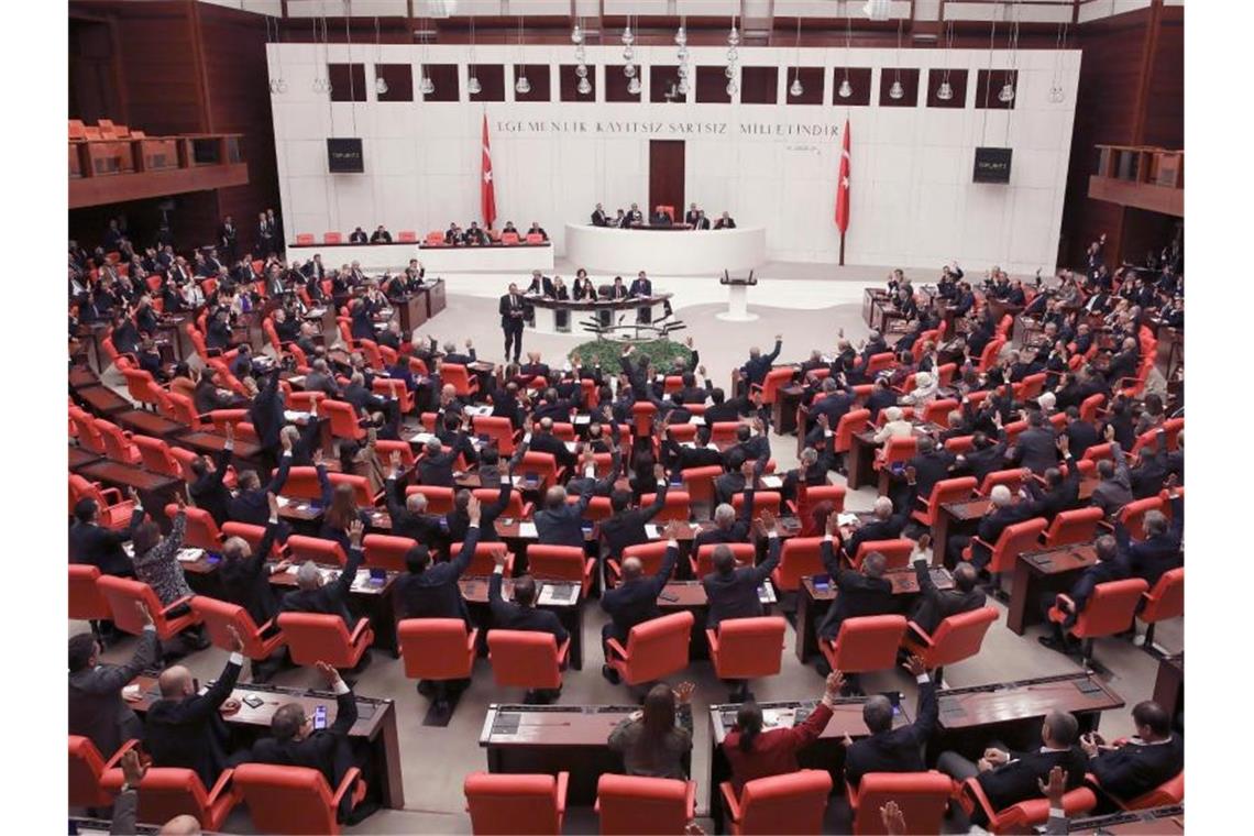 Das Archivbild zeigt das türkische Parlament in Ankara. Foto: Burhan Ozbilici/AP/dpa