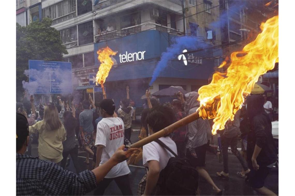 Das Archivbild zeigt Demonstrierende in Yangon im vergangenen Juni. Der Widerstand gegen die Junta in Myanmar reißt nicht ab. Foto: --/AP/dpa