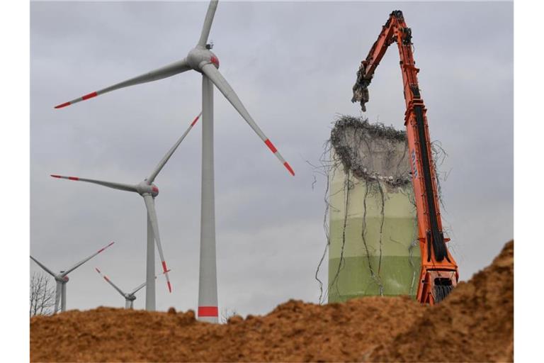 Das Archivbild zeigt den Abriss eines Windrad-Stahlbetonturms in Brandenburg. Foto: Patrick Pleul/zb/dpa
