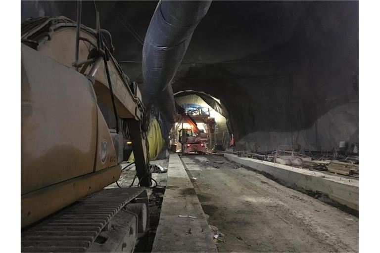 Das Archivbild zeigt die Arbeiten in der westlichen Hauptröhre des Brennerbasistunnels im Jahr 2019. Foto: Matthias Arnold/dpa