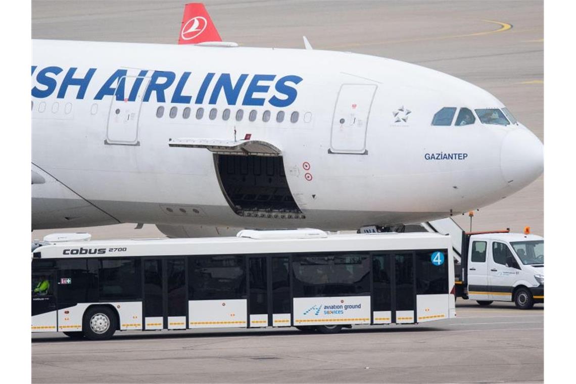Das Archivbild zeigt ein Flugzeug von Turkish Airlines am Flughafen Hannover. Foto: Julian Stratenschulte/dpa