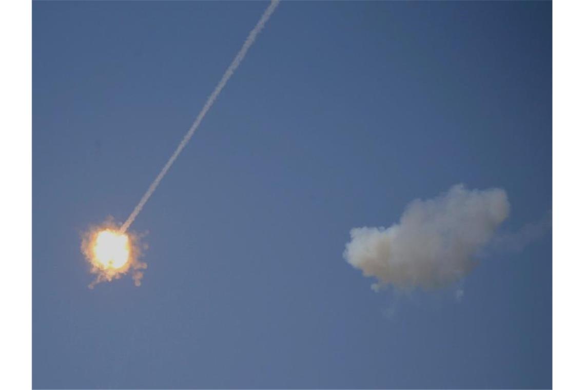 Raketen aus Syrien auf Israel abgefeuert Das Archivbild zeigt eine israelische Luftabwehrrakete, die eine Rakete zur Explosion bringt - hier nahe dem Gazastreifen. Foto: Ariel Schalit/AP/dpa