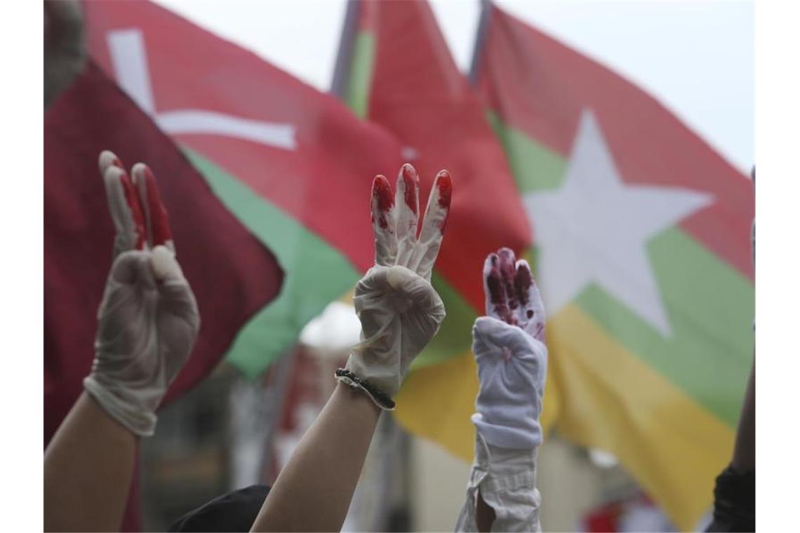 Myanmar: 20 Tote bei Gefechten - 125.000 Lehrer suspendiert Das Archivbild zeigt eine Solidaritätskundegebung für Gegner der Militärregierung von Myanmar in Taiwan. Foto: Chiang Ying-Ying/AP/dpa
