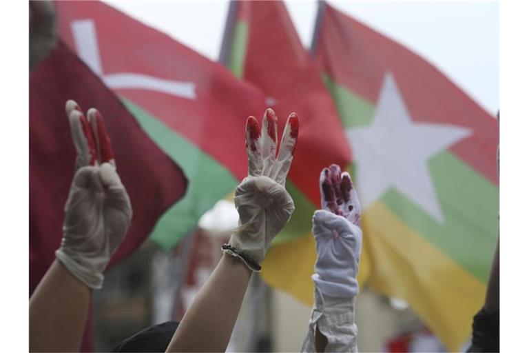 Das Archivbild zeigt eine Solidaritätskundegebung für Gegner der Militärregierung von Myanmar in Taiwan. Foto: Chiang Ying-Ying/AP/dpa