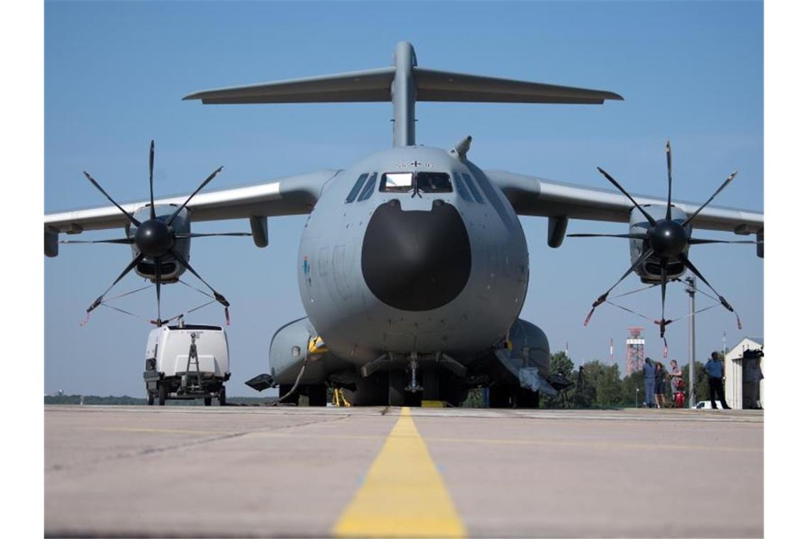 Das Archivbild zeigt einen Airbus A400M der Bundeswehr. Foto: Ralf Hirschberger/dpa