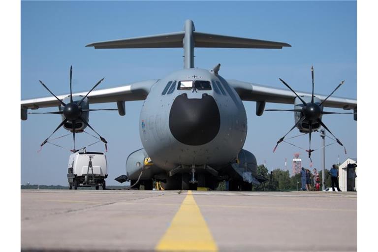 Das Archivbild zeigt einen Airbus A400M der Bundeswehr. Foto: Ralf Hirschberger/dpa