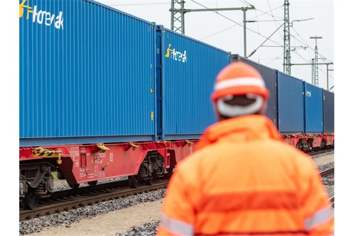 Zurück zu alter Stärke? Warenverkehr aus China legt zu Das Archivbild zeigt einen Güterzug auf der „Neuen Seidenstraße“ von China nach Deutschland. Foto: Armin Weigel/dpa