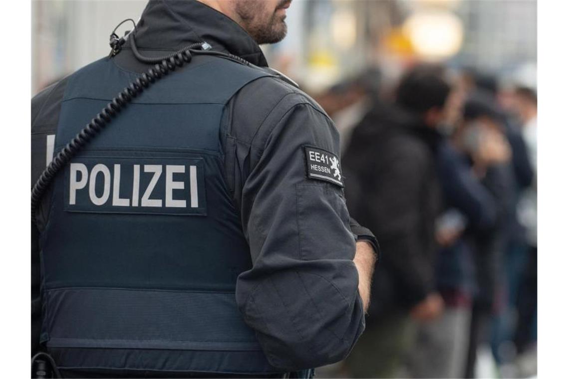 Drei mutmaßliche IS-Anhänger in Offenbach festgenommen Das Archivbild zeigt einen Polizisten bei einer Durchsuchung. Foto: Swen Pförtner/dpa