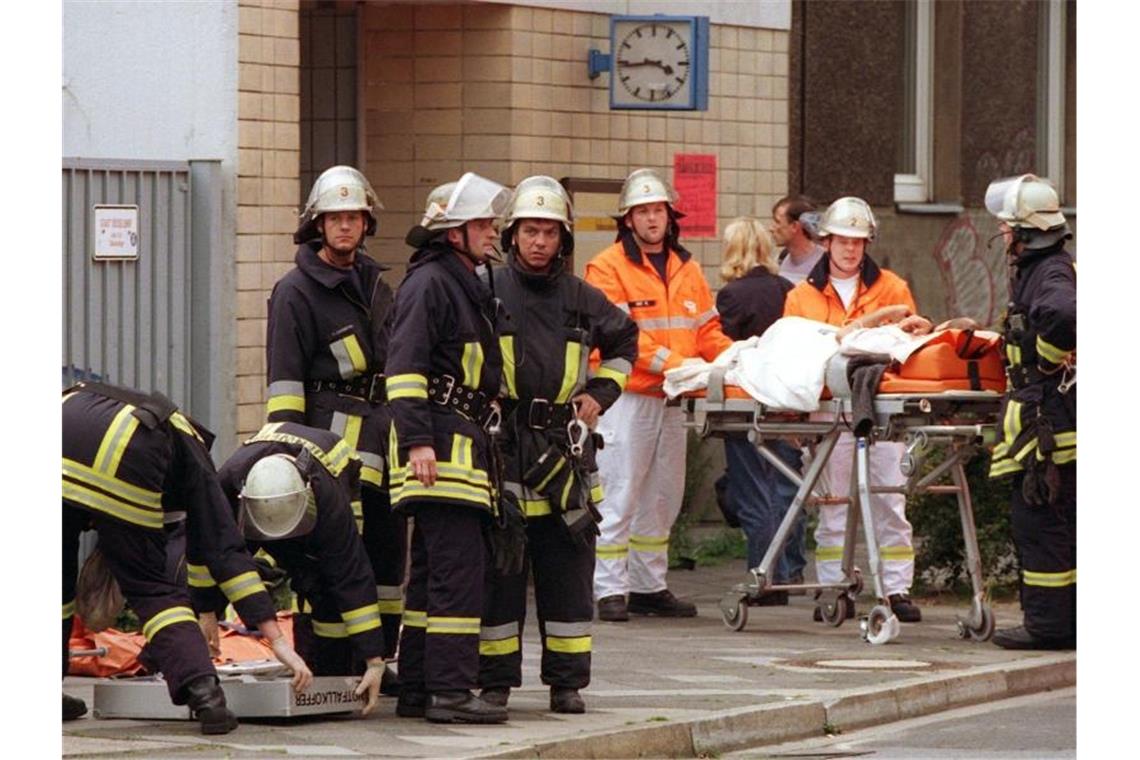 Das Archivbild zeigt Rettungskräfte bei der Versorgung von Verletzten vor dem S-Bahnhof Wehrhahn. Foto: Christian Ohlig/dpa/Archiv