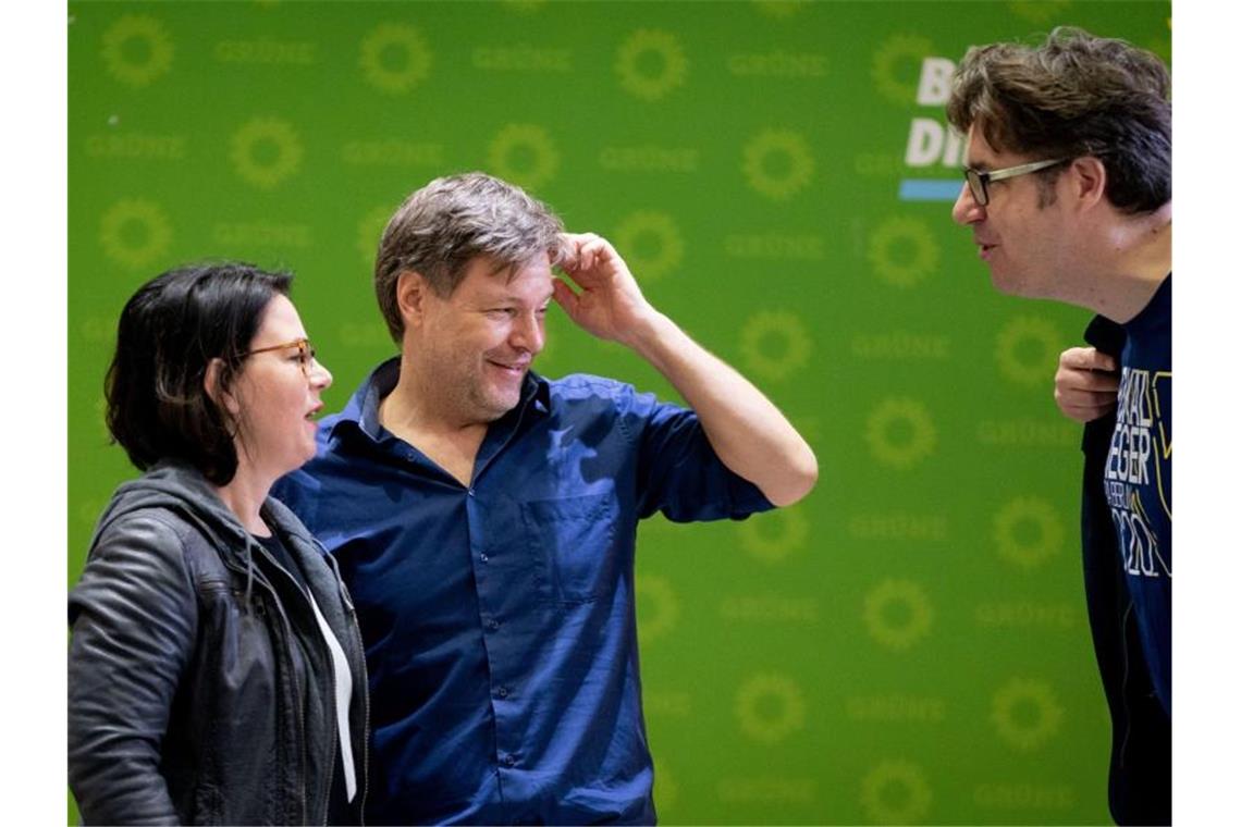 Baerbock soll Grünen-Kanzlerkandidatin bleiben Das Archivfoto zeigt Annalena Baerbock (l-r), Robert Habeck und Grünen-Bundesgeschäftsführer Michael Kellner. Foto: Kay Nietfeld/dpa