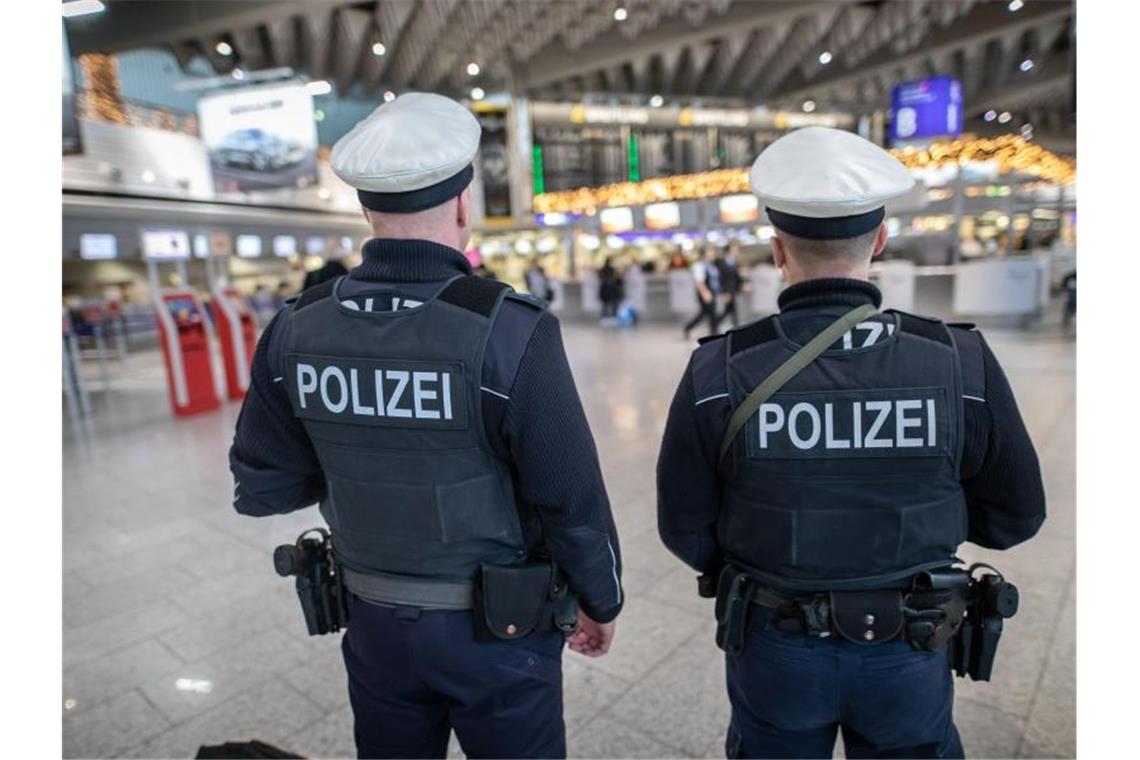 Das Archivfoto zeigt Bundespolizisten am Frankfurter Flughafen. Foto: Frank Rumpenhorst/dpa