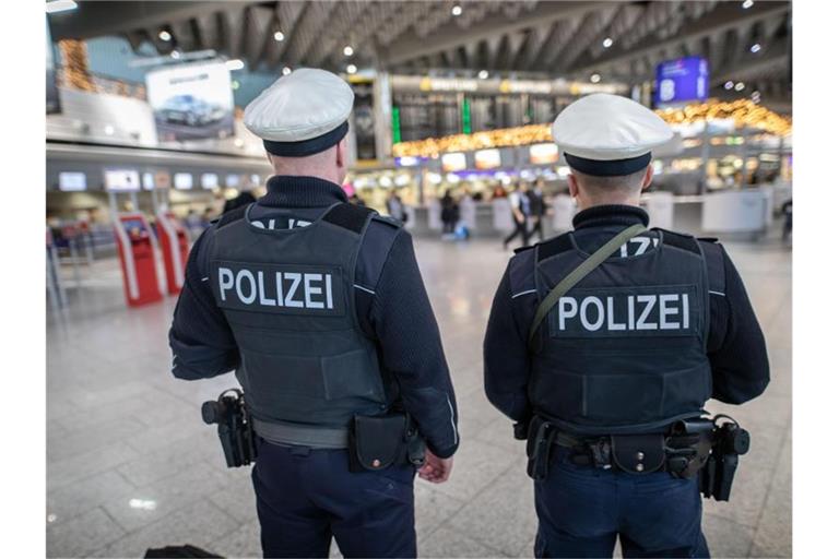 Das Archivfoto zeigt Bundespolizisten am Frankfurter Flughafen. Foto: Frank Rumpenhorst/dpa