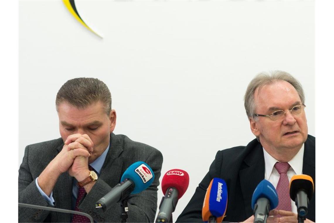 Das Archivfoto zeigt CDU-Landeschef und Innenminister Holger Stahlknecht zusammen mit Sachsen-Anhalts CDU-Ministerpräsident Reiner Haseloff. Foto: Klaus-Dietmar Gabbert/dpa-Zentralbild/dpa