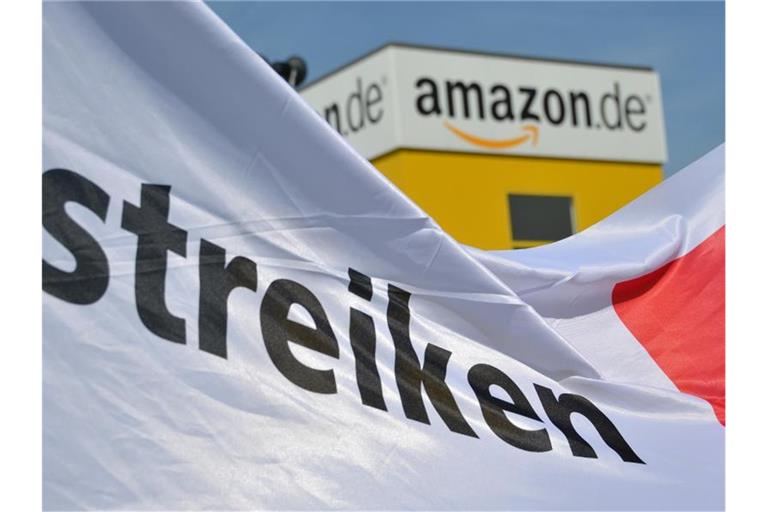 Das Archivfoto zeigt den Amazon-Standort in Bad Hersfeld. Foto: Uwe Zucchi/dpa