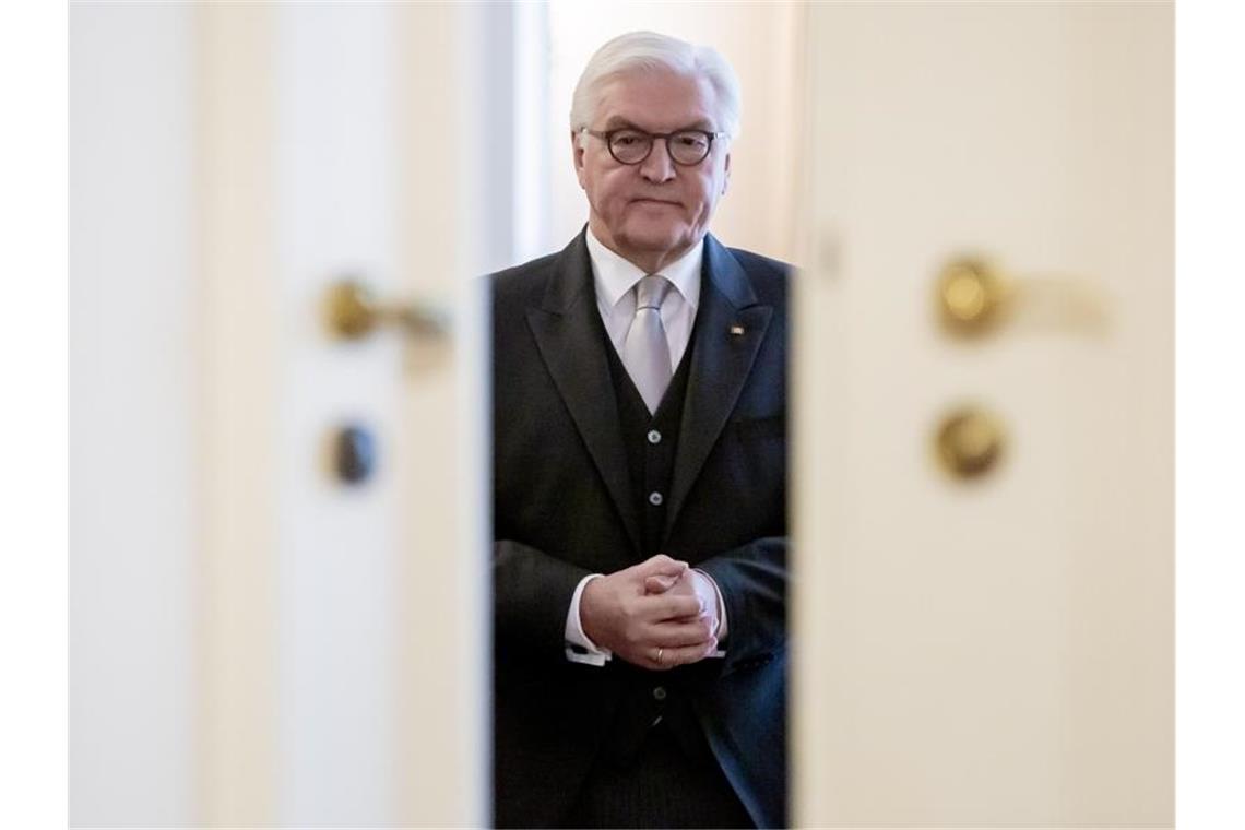 Negatives erstes Corona-Testergebnis Steinmeiers bestätigt Das Archivfoto zeigt den Bundespräsidenten beim Neujahrsempfang im Schloss Bellevue. Foto: Christoph Soeder/dpa