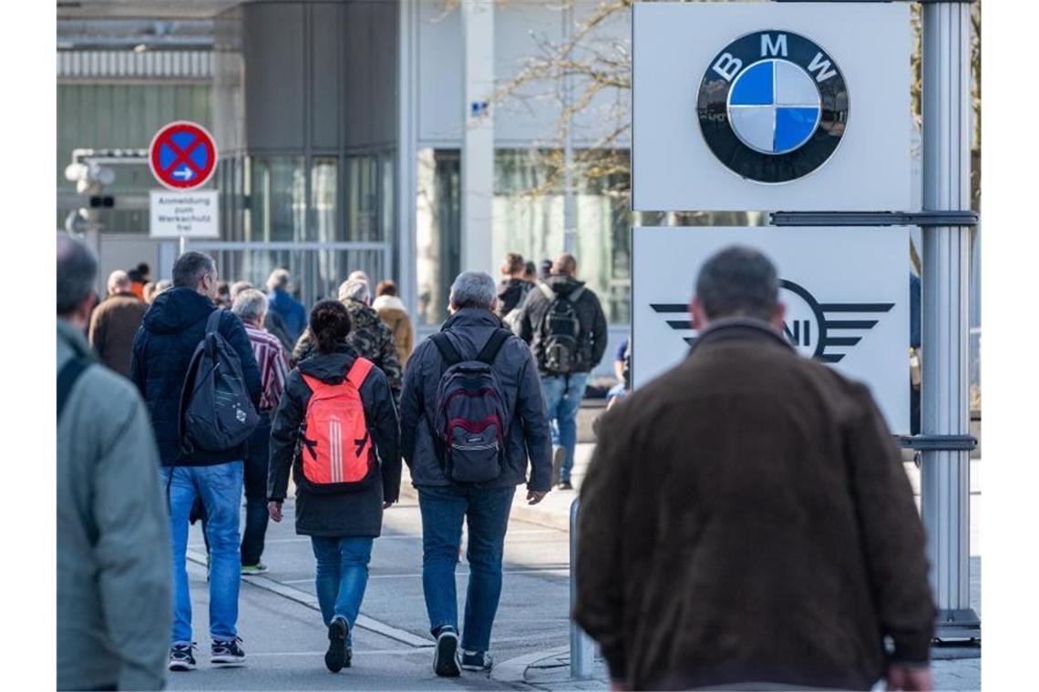 BMW fährt Werke in Europa und den USA wieder an Das Archivfoto zeigt den Schichtwechsel im BMW-Werk im bayerischen Dingolfing. Foto: Armin Weigel/dpa