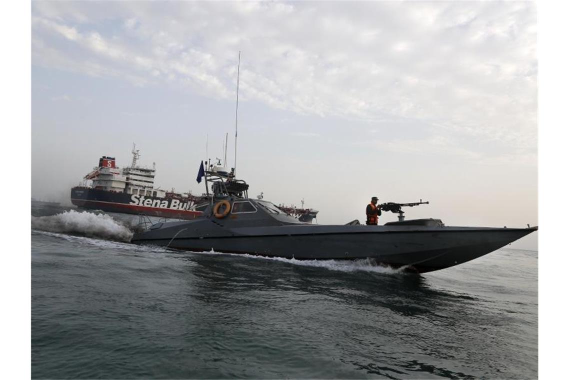 Das Archivfoto zeigt ein Schnellboot der iranischen Revolutionsgarden im Jahr 2019 vor einem britischen Öltanker. Foto: Hasan Shirvani/Mizan News Agency/AP/dpa