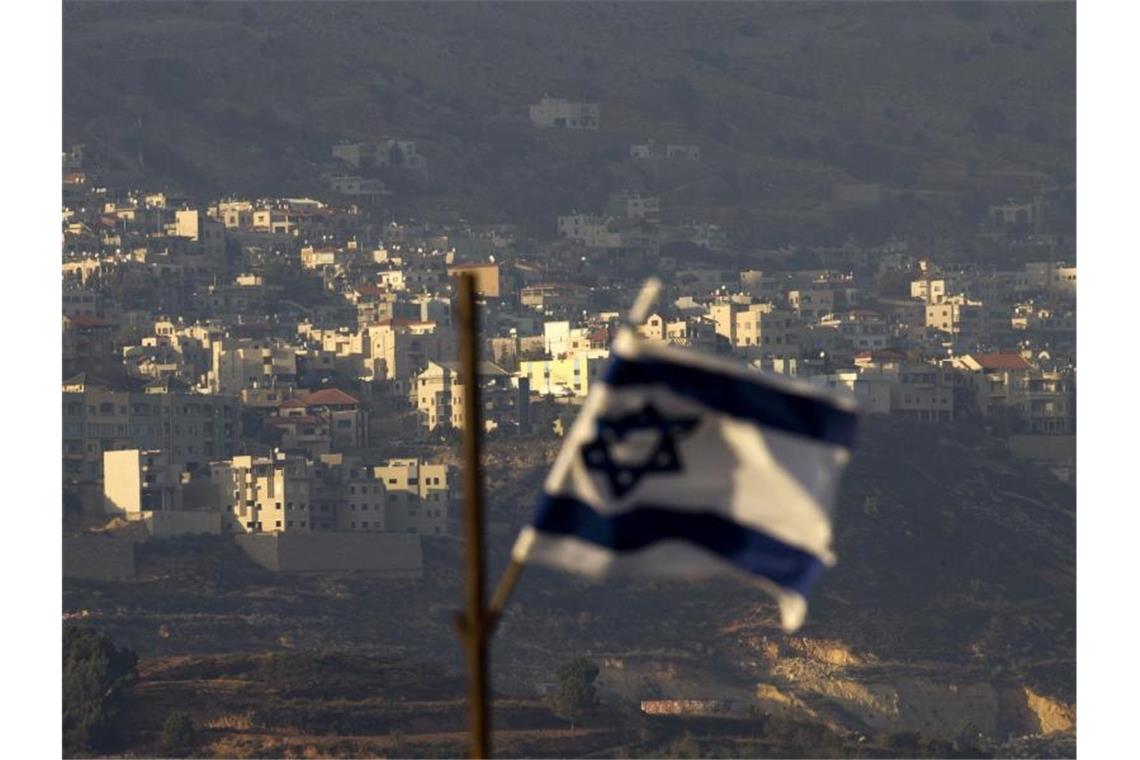 Israel greift erneut Ziele in Syrien an Das Archivfoto zeigt eine israelische Flagge auf den Golan-Höhen zwischen Israel und Syrien. Foto: Ariel Schalit/AP/dpa