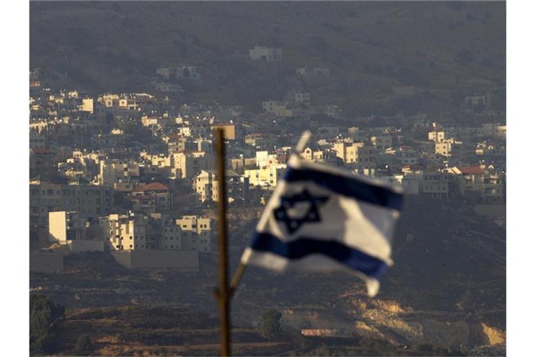Das Archivfoto zeigt eine israelische Flagge auf den Golan-Höhen zwischen Israel und Syrien. Foto: Ariel Schalit/AP/dpa