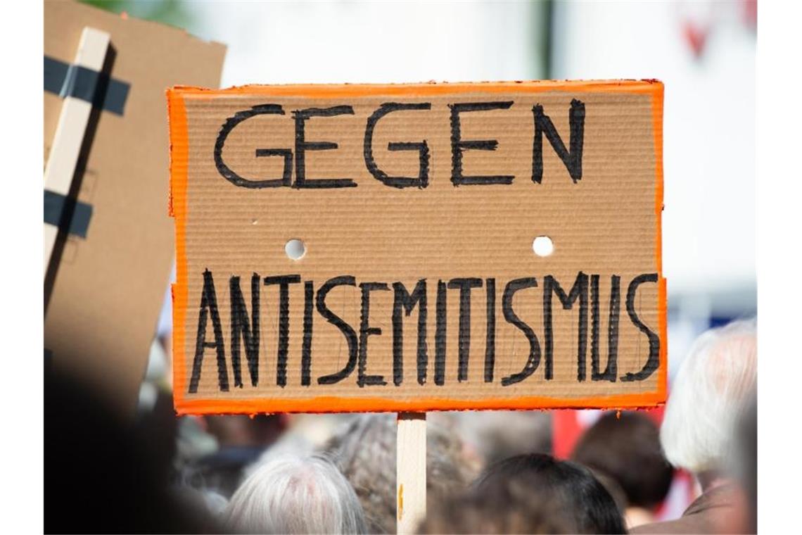 Bundesregierung: „Antisemitische Kundgebungen nicht dulden“ Das Archivfoto zeigt eine Kundgebung gegen Antisemitismus in Hannover. Foto: Christophe Gateau/dpa