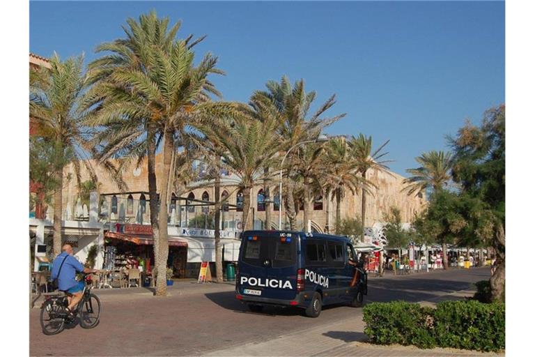 Das Archivfoto zeigt eine Polizeistreife vor einem Club an der Playa de Palma. Foto: Patrick Schirmer/dpa